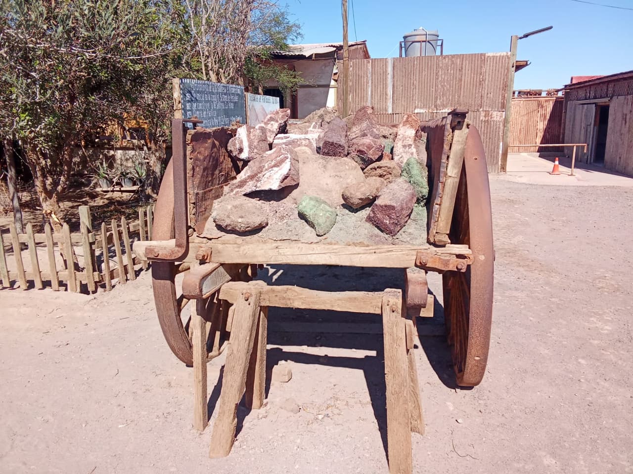 Carreta cargada con minerales de colores, vista de frente